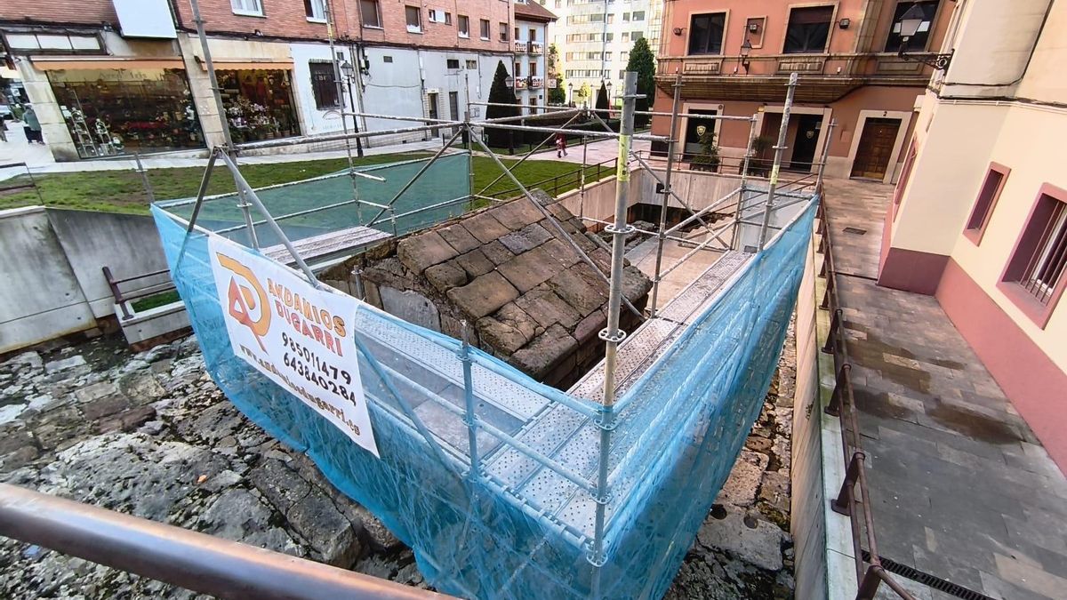 La fuente de La Foncalada, en el casco antiguo de Oviedo, en su estado actual rodeada de andamios.
