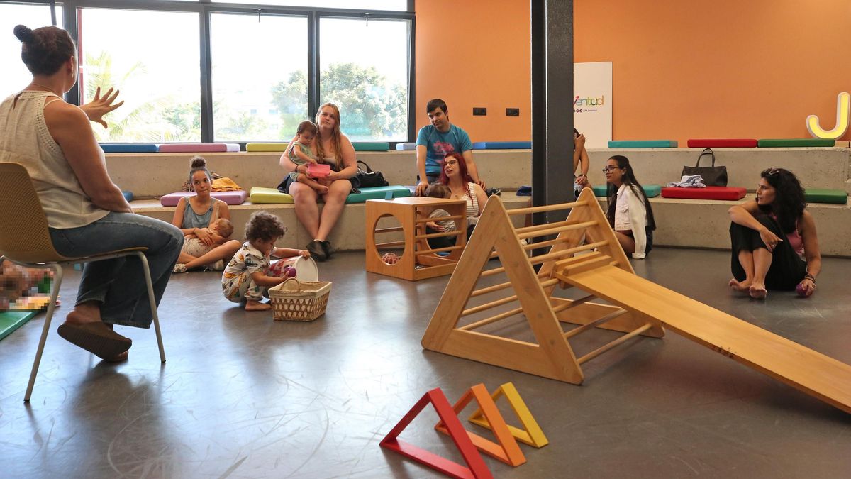 Carolina Cerro habla con las madres y padres del taller de los martes por la tarde del proyecto NIDO.