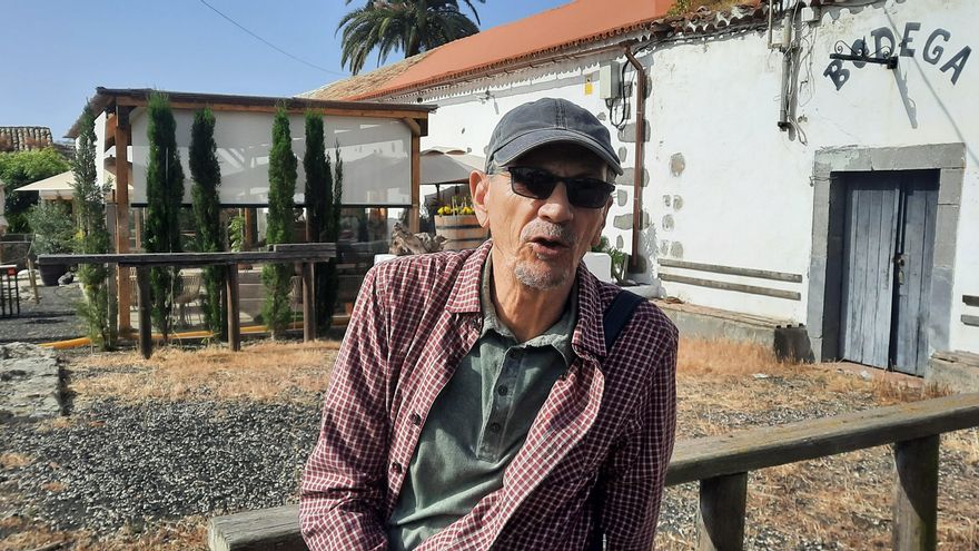 El científico Alex Hansen, ante la bodega de Los Siete Lagares. A la izquierda, base de uno de los lagares que había en este enclave
