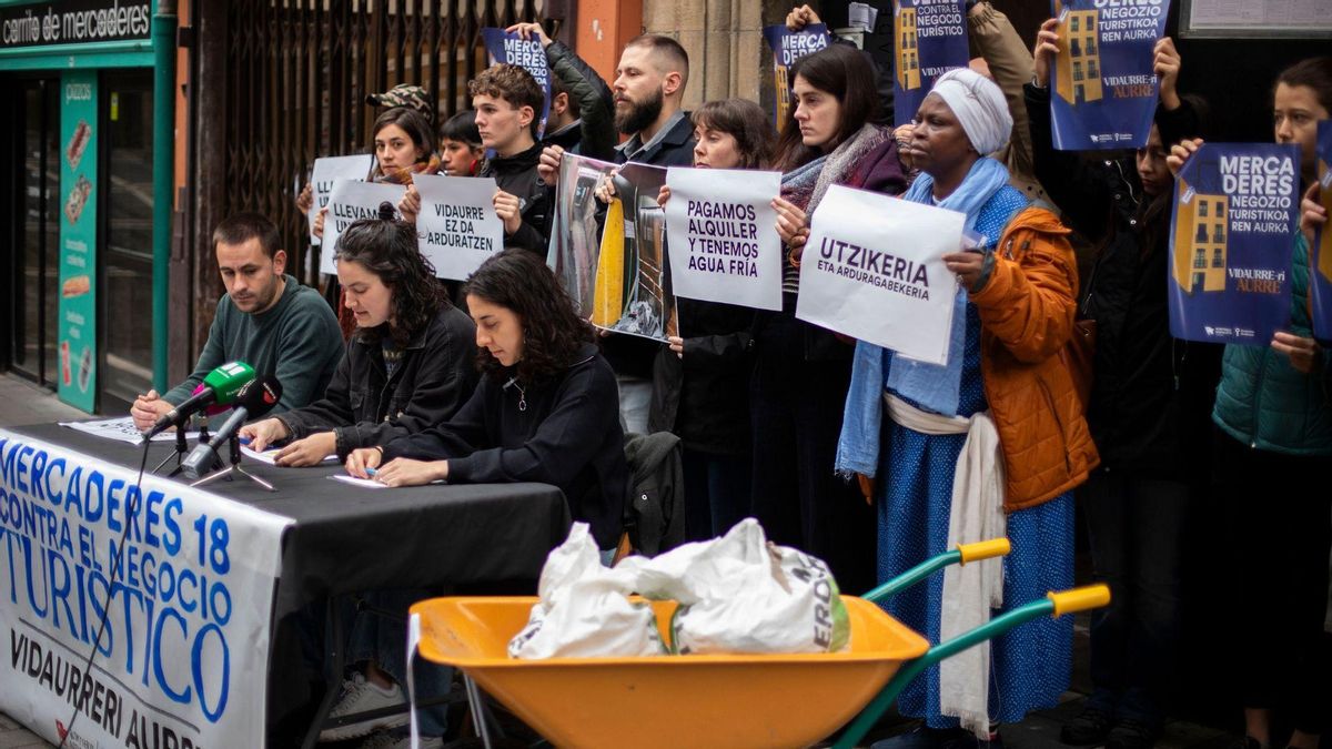 Rueda de prensa de los vecinos, apoyados por el Sindicato Socialista de la Vivienda