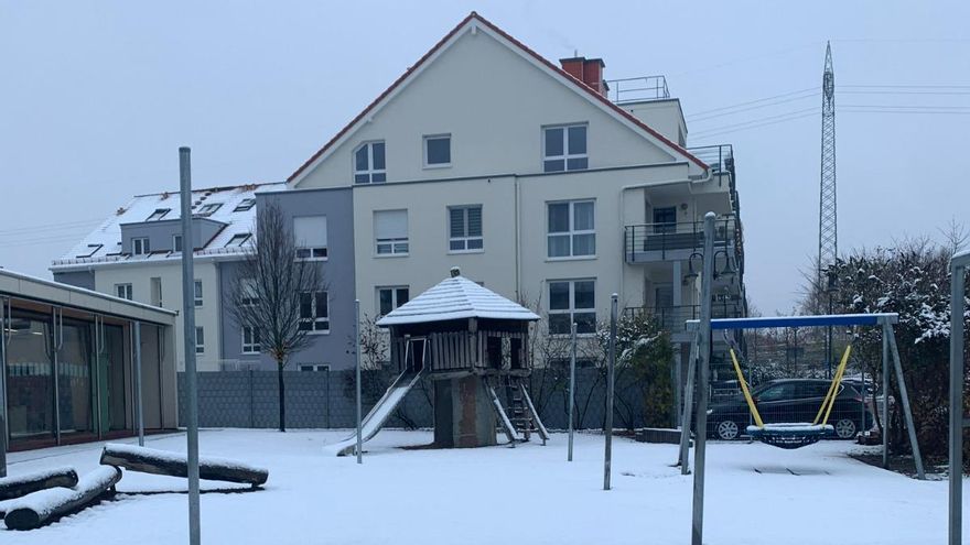 Exterior de una escuela infantil en Alemania durante el invierno