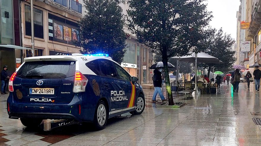 Archivo - Coche de la Policía Nacional en el centro de Santander