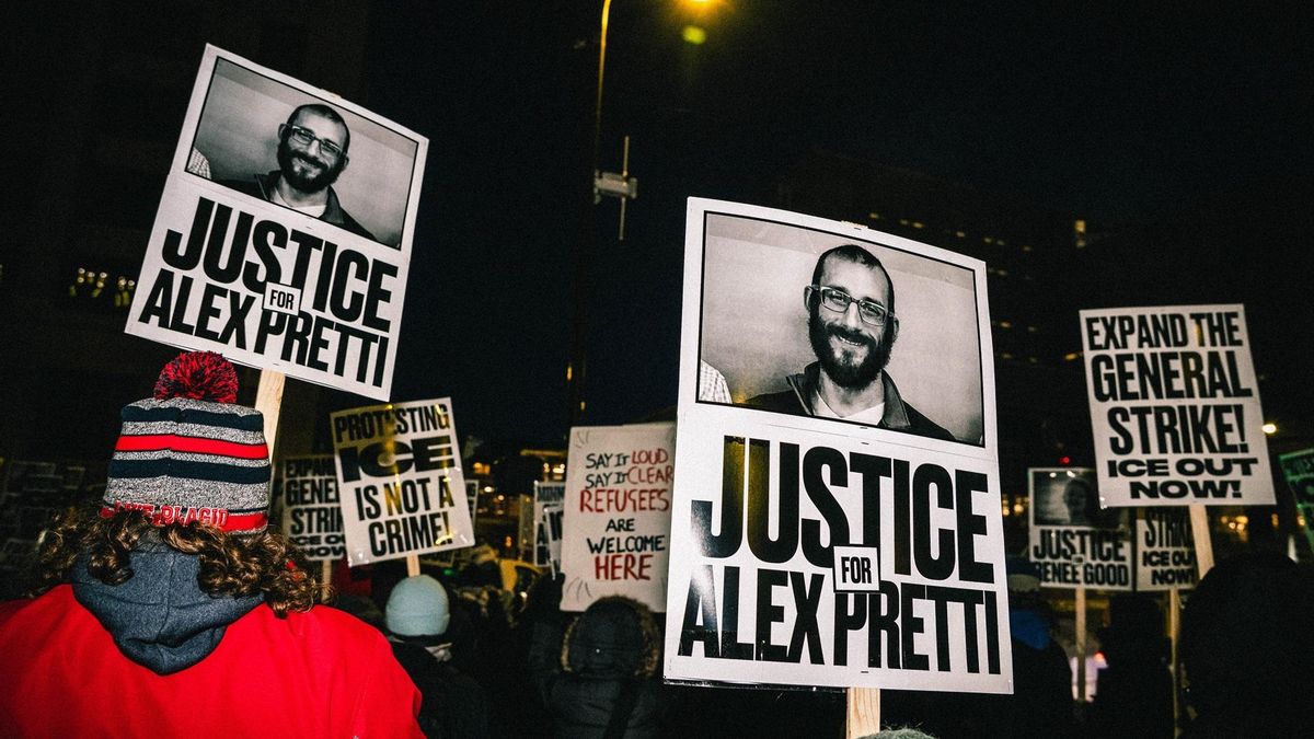 Personas sujetan pancartas con la imagen de Alex Pretti durante una protesta en Minneapolis, el 27 de enero.