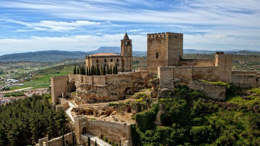 Construido en época nazarí, este castillo albergó una nevera para almacenar hielo cuando nevaba
