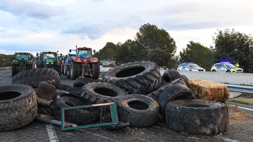 Agricultores cortan con neumáticos la AP-7 a la altura de Pontós, a 27 de febrero de 2024, en Pontós, Girona, Catalunya