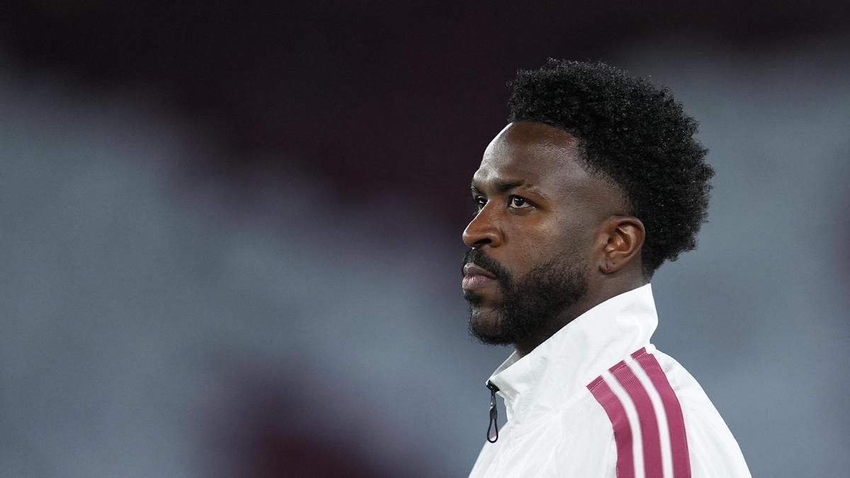 Vinicius, en sus horas más bajas: sancionado, sustituido contra la Roma y cuestionado por el Bernabéu