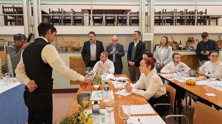 Los futuros profesionales de la hostelería regional se forman en la puesta en valor y consumo moderado del vino de Castilla-La Mancha
