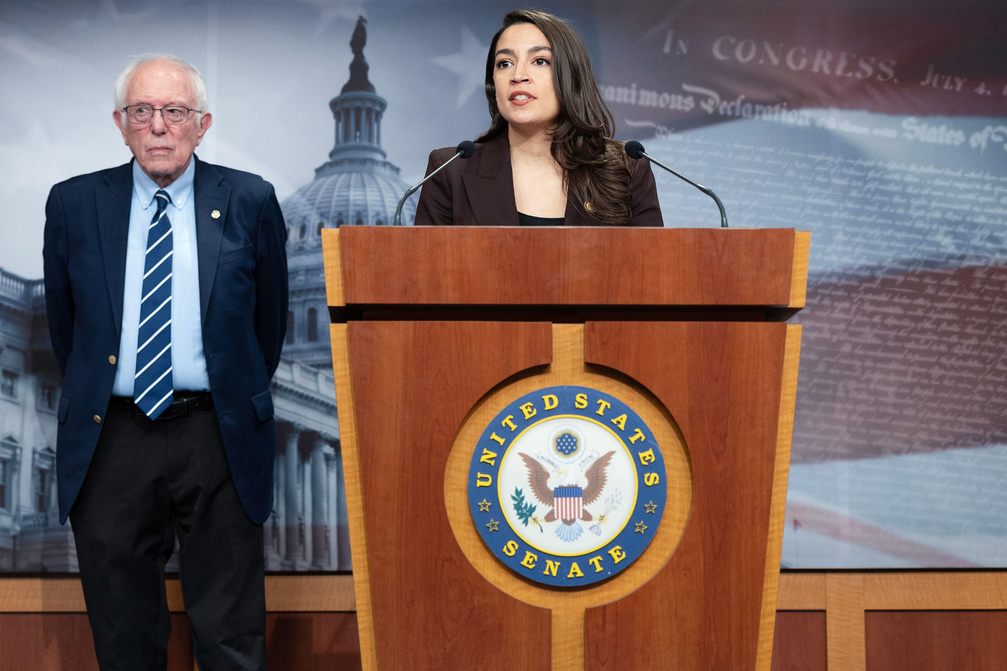 La congresista Alexandria Ocasio-Cortez (D-NY) y el senador Bernie Sanders (I-VT) celebran una rueda de prensa para presentar la Ley de Moratoria sobre Centros de Datos de Inteligencia Artificial en el Capitolio de los Estados Unidos, el 25 de marzo de 2026 en Washington, DC.