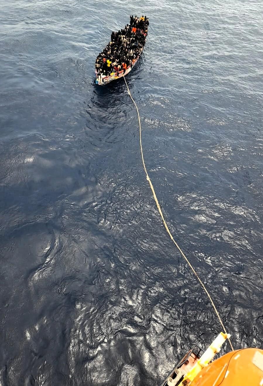 La Guardamar Urania rescata a más de 200 personas de un cayuco a 429 kilómetros al sur de Gran Canaria, desembarcadas en Arguineguín (Mogán).