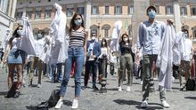 Trabajadores de la salud protestan en Roma ante la debilidad del sistema sanitario italiano.