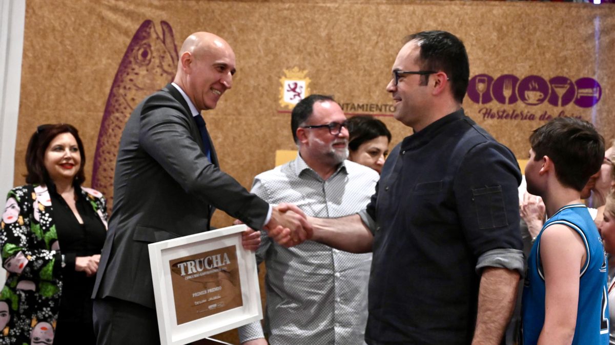 Rubén Morán, del restaurante Desván de Valdeón, recibe el primer premio del Certamen Gastronómico de la Trucha.
