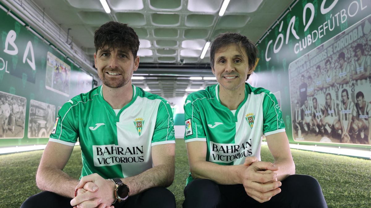 Javi Flores y Asen con la nueva camiseta