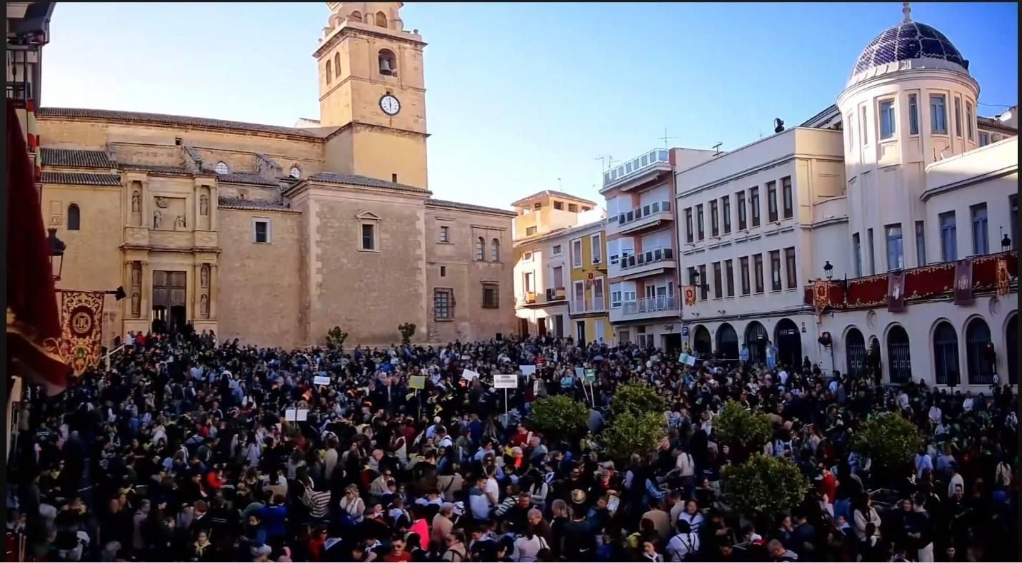 Plaza Mayor de Hellín en el Viernes de Dolores de 2026.