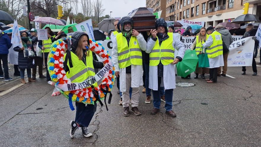 Más de 3.000 sanitarios claman contra el 'decretazo' del PP en Aragón: "Es la muerte de la Atención Primaria"