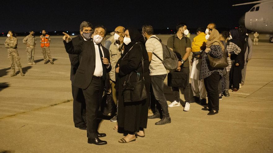 El ministro de Inclusión, Seguridad Social y Migraciones, José Luis Escrivá; y el ministro de Asuntos Exteriores, Unión Europea y Cooperación, José Manuel Albares, reciben a los pasajeros del avión A400M a su llegada a pista tras su evacuación de Kabul, a 19 de agosto de 2021,