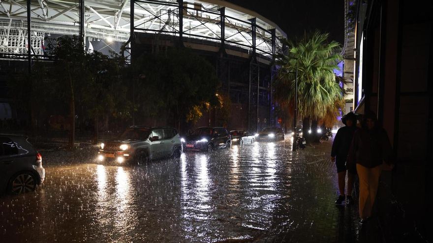 Una tromba de agua de hasta 100 litros en una hora siembra el caos en Valencia, que sigue en alerta