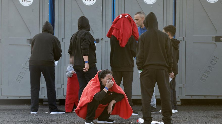 Familias con niños pasan la noche en el muelle tras llegar a Lanzarote en patera