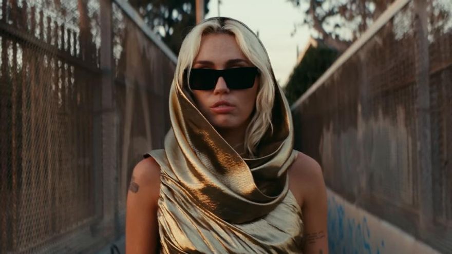 Miley Cyrus transforma el despecho en amor propio en 'Flowers', el primer single de su nuevo disco