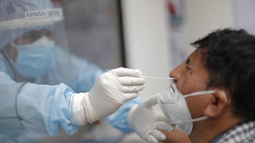 Un hombre se somete a un test de detección de la COVID-19, en el Distrito de Santa Anita, en Lima (Perú).