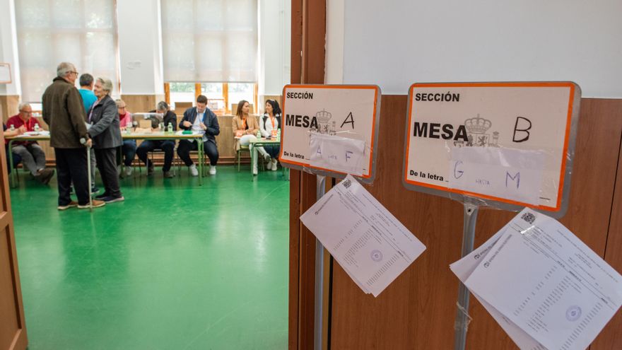 Urna en el colegio Alcalde Galindo de Chinchilla, a 28 de mayo de 2023, Chinchilla, Albacete, Castilla-La Mancha (España).