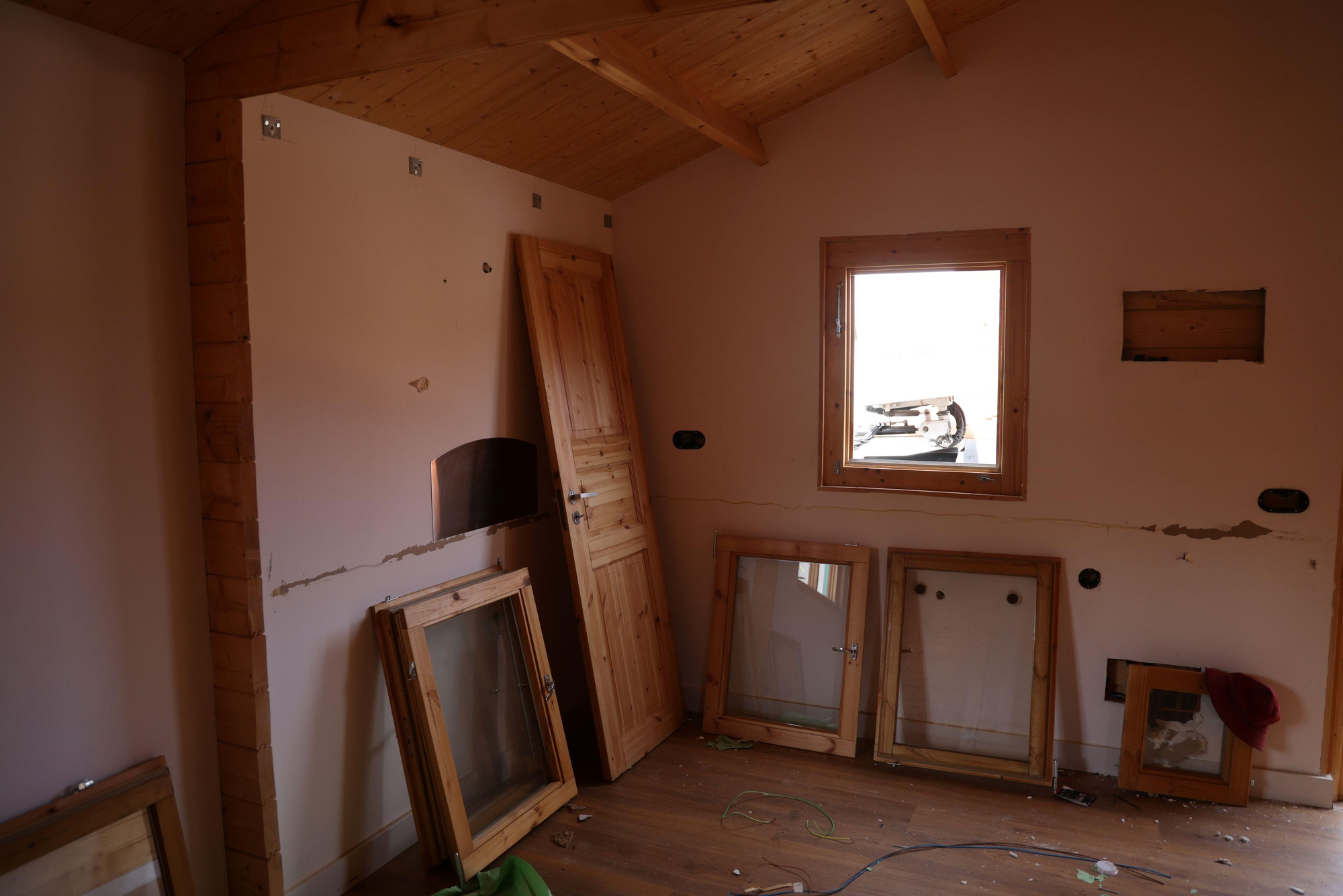 Desmonte de viviendas para los afectados por el volcán.