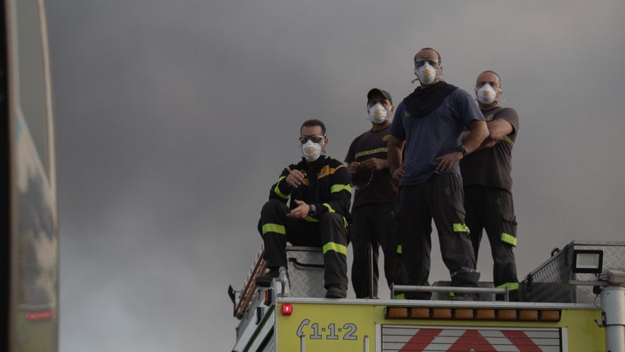 Trabajadores de los equipos de emergencia en Todoque Alto