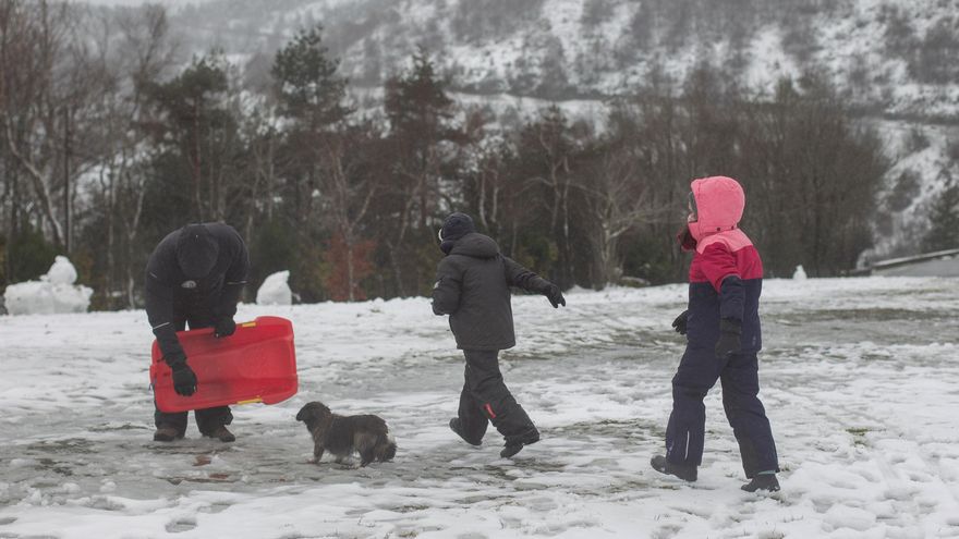 Una treintena de carreteras afectadas por la nieve, una de la red principal