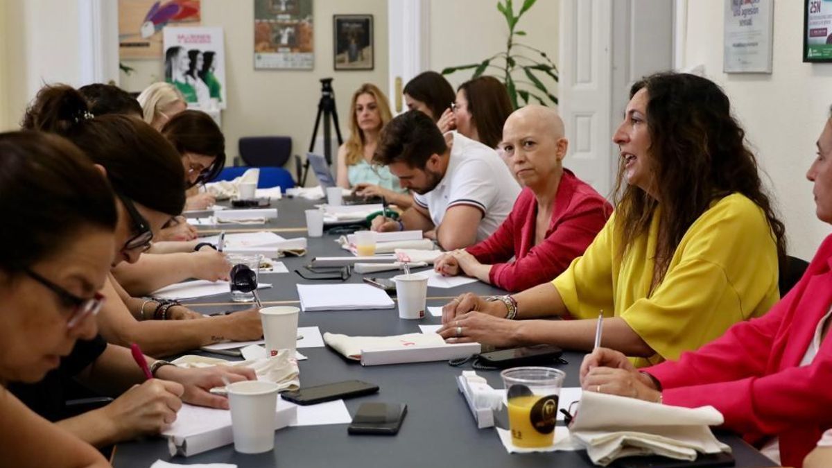 La consejera de Inclusión Social, Juventud, Familias e Igualdad, Loles López, presenta en Sevilla la nueva herramienta de valoración del riesgo en materia de violencia de género