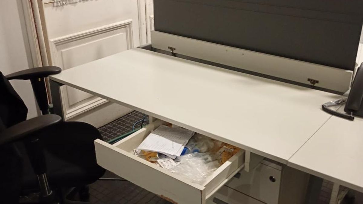 Cajones revueltos y pertenencias tiradas: denuncian vandalismo en la sala de prensa de Casa Rosada