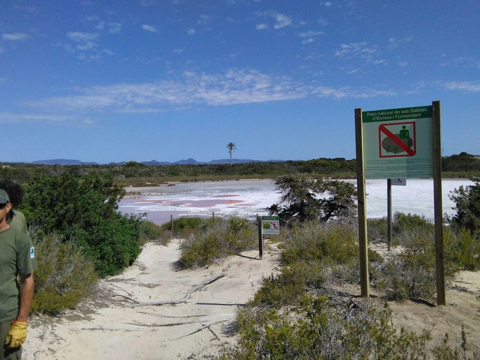 Imagen de archivo de un cartel que prohíbe los baños de barro en s'Espalmador