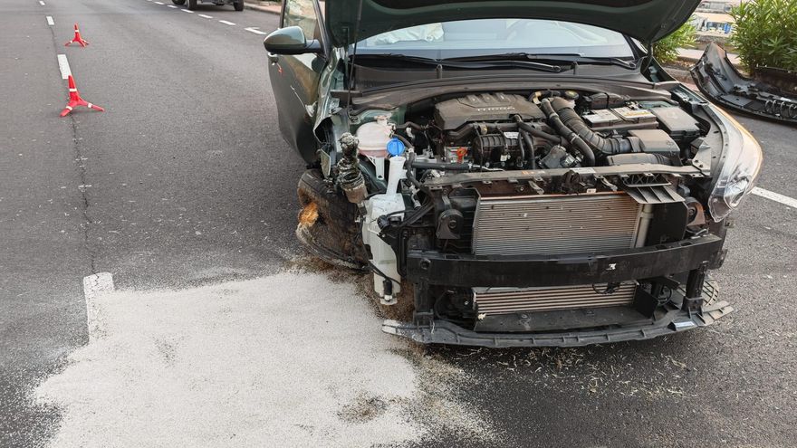Coche  que ha colisionado  en la mañana de este viernes contra una palmera en la Avenida Bajamar de Breña Alta.