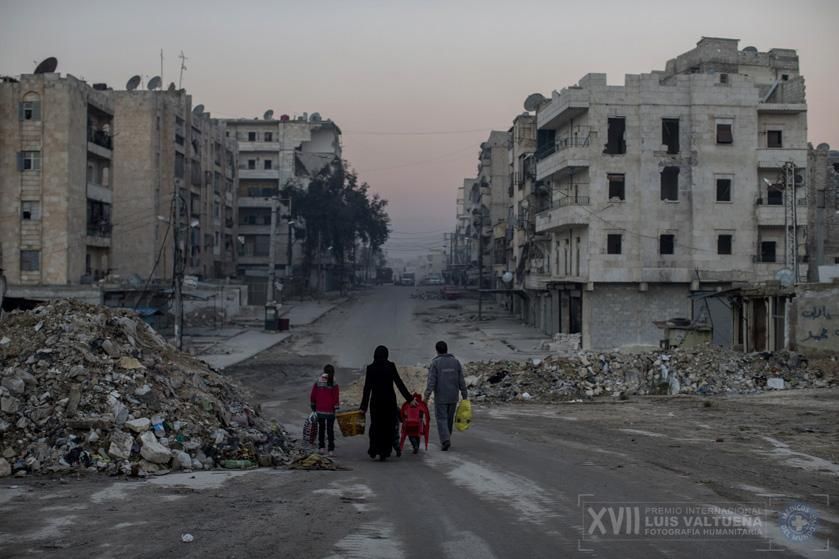 Una familia camina por calles vacías de Aleppo. Tratan de vivir una vida en la guerra de una ciudad desgarrada/ Niclas Hammarström