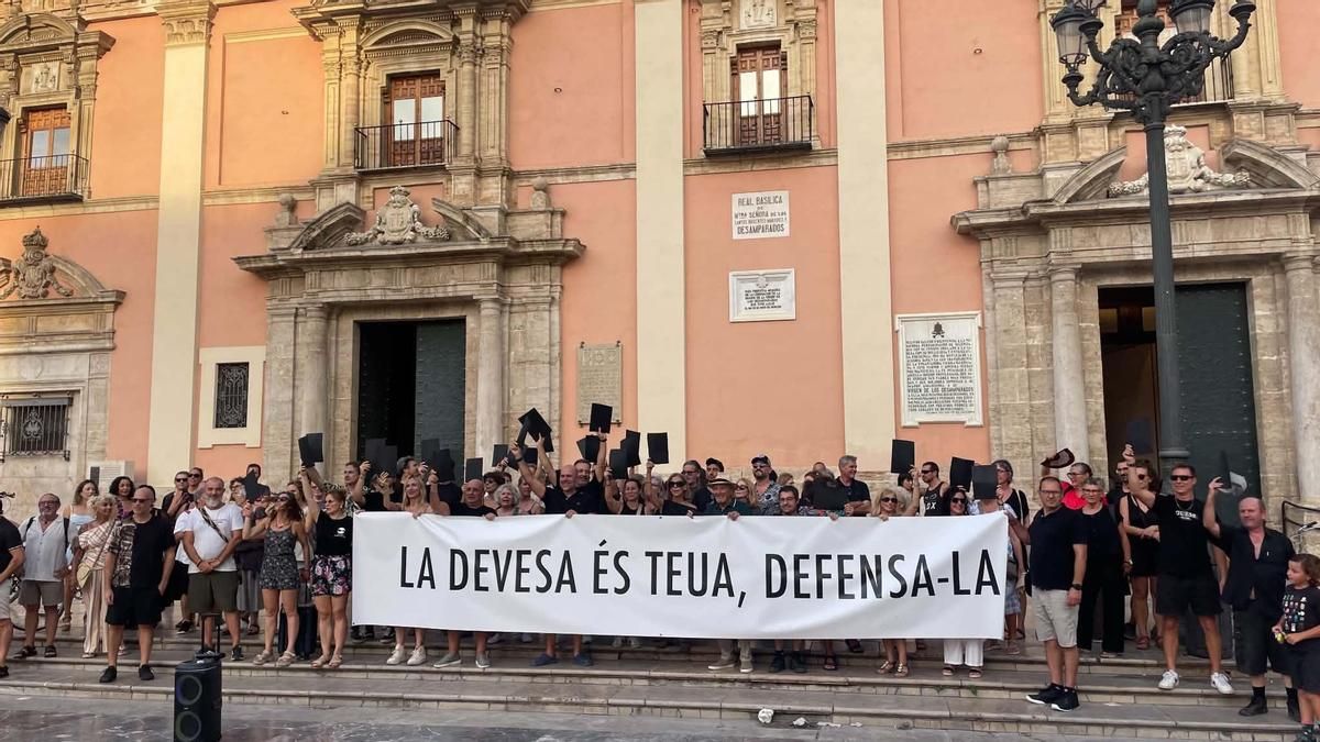 Vecinos de El Saler protestan en València tras el incendio: "Los bomberios necesitan más medios"