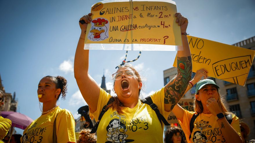 Profesores de educación 0-3 años durante una manifestación por la huelga de los trabajadores de la etapa educativa 0-3 años en Catalunya, a 18 de junio de 2026, en Barcelona.