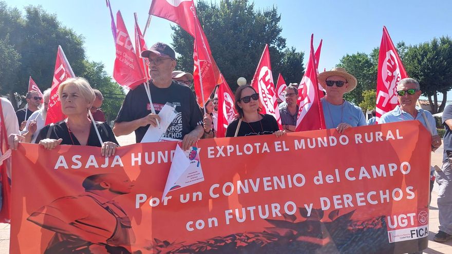 Los trabajadores del campo de Ciudad Real se concentran ante la puerta de FERCAM para exigir un convenio digno