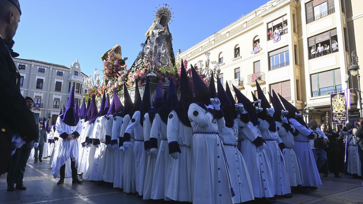 Procesión de 'El Encuentro' entre el Cristo Resucitado y la Virgen este Domingo de Resurrección, en León. EFE/ J. Casares