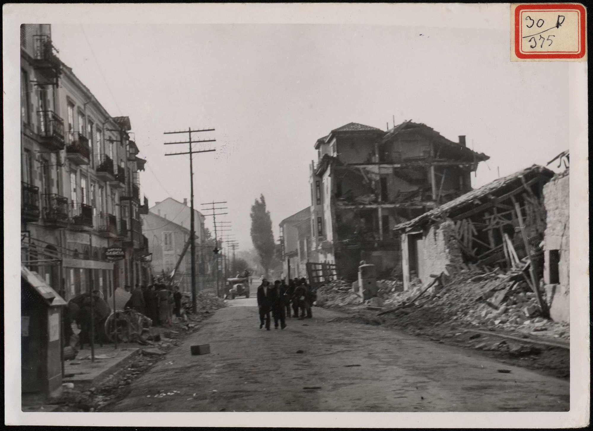 "Calle principal de Torrelavega con vecinos". 24 de agosto de 1937.