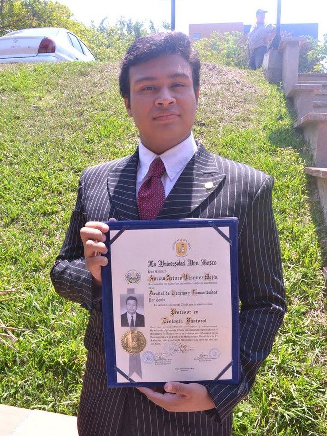 Arthur Britney tras obtener el título de profesor en Teología Pastoral