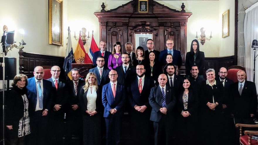 Fotos tras el acto  institucional  con las autoridades asistentes.