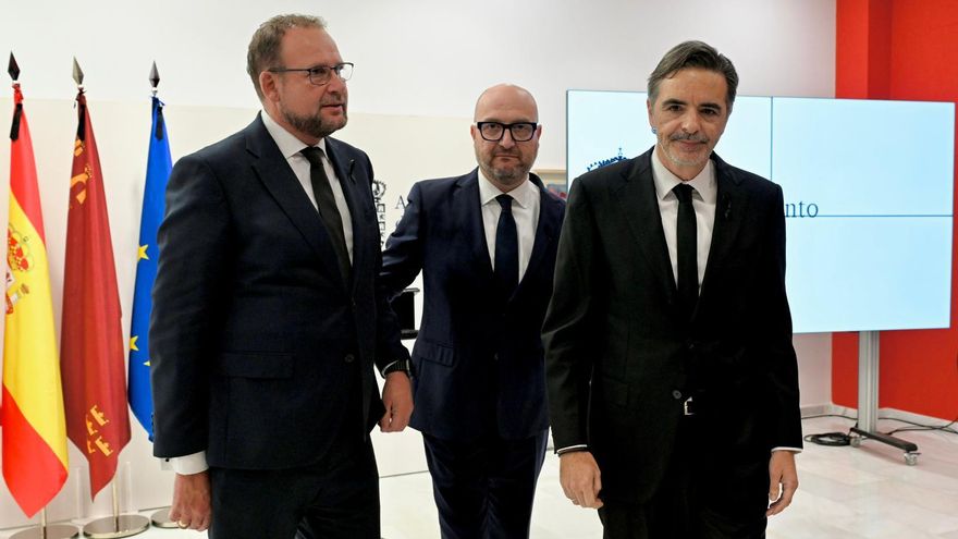 En el centro, el edil de Gestión Económica, Movilidad Sostenible y Contratación, José Francisco Muñoz, junto al de Desarrollo Urbano y Ciudad Inteligente, José Guillén, y el director de comunicación del alcalde, Miguel Ángel Pérez