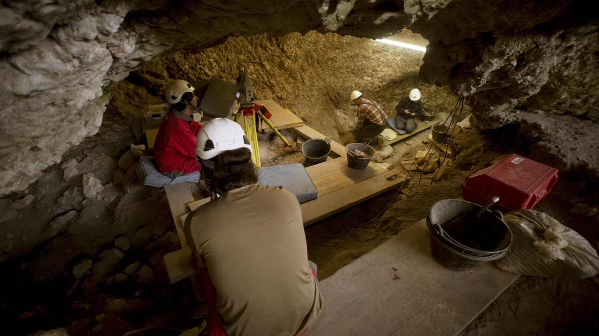 Trabajos de excavación arqueológica en el yacimiento de Atapuerca.