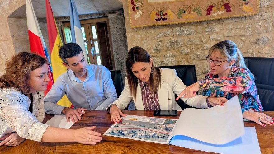 La delegada del Gobierno en Cantabria, Eugenia Gómez de Diego, se reúne con la alcaldesa de San Vicente de la Barquera, Charo Urquiza, en la sede consistorial