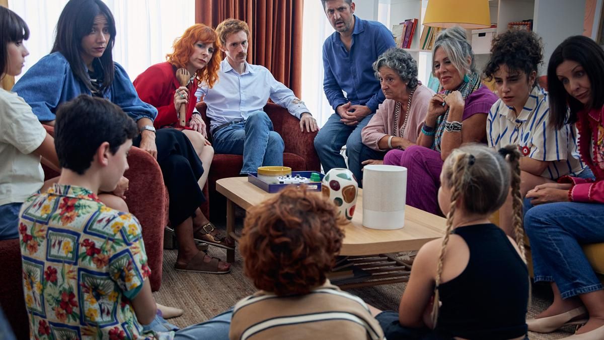 Los protagonistas de la serie de 'Padre no hay más que uno', reunidos en una de las escenas de la comedia