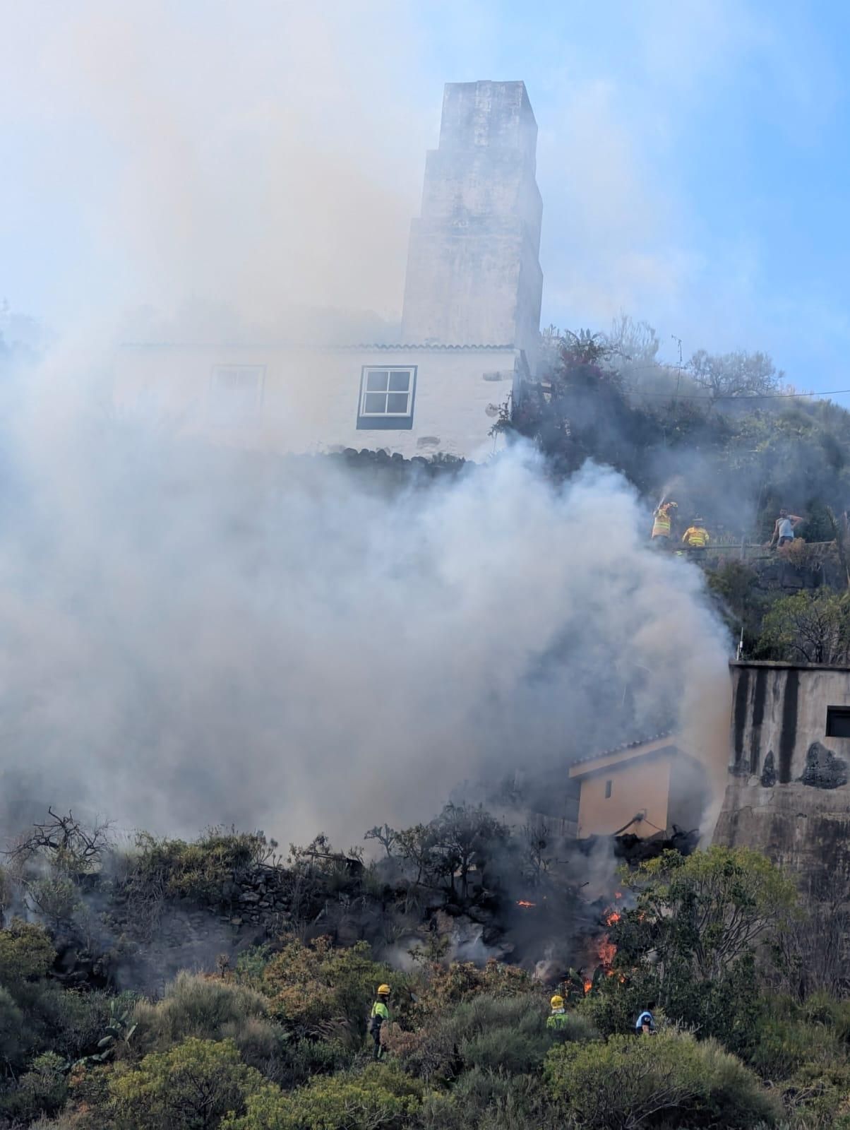 Incendio en la zona de los Molinos de Bellido. JOSÉ F. AROZENA