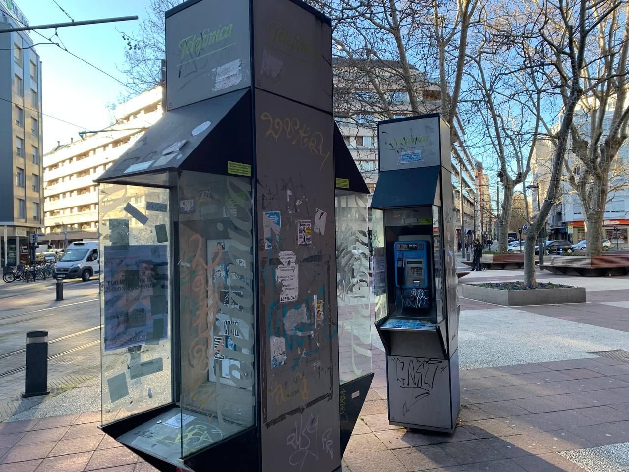 Cabina de teléfono en la Plaza de Nuestra Señora de los Desamparados de Vitoria