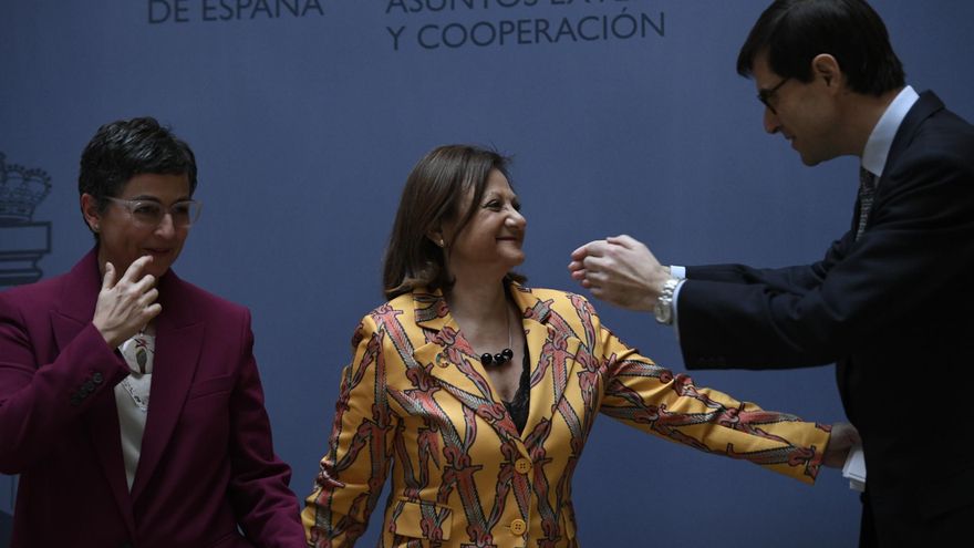 (I-D) La ministra de Asuntos Exteriores, Unión Europea y Cooperación, Arancha González Laya; la nueva secretaria de Estado de Asuntos Exteriores y para Iberoamérica y el Caribe, Cristina Gallach; y el nuevo secretario de Estado para la Unión Europea, Juan