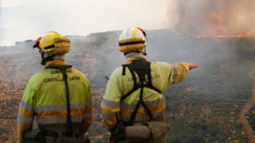 Varios bomberos observan el incendio forestal, a 24 de agosto de 2025, en La Baña, Encinedo, La Cabrera, León, Castilla y León (España).