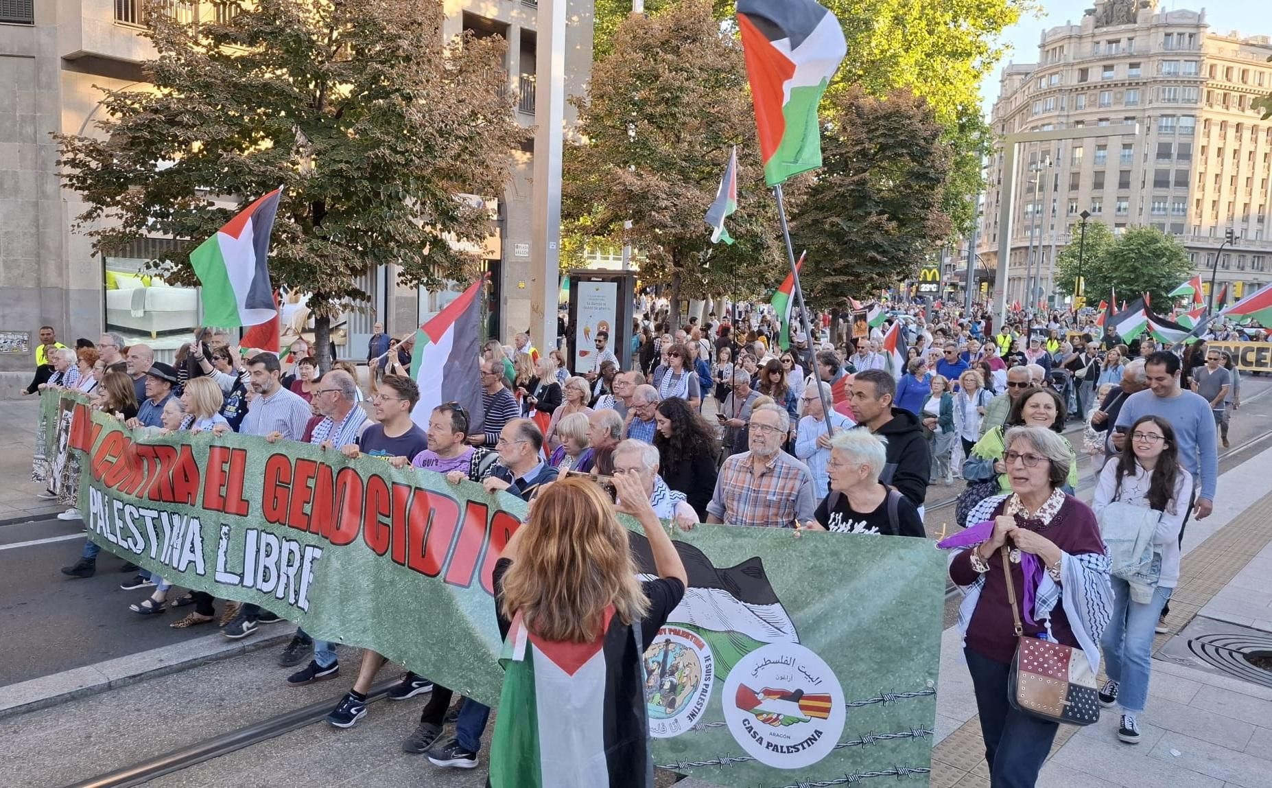 Un momento de la manifestación por Gaza en las calles de Zaragoza.