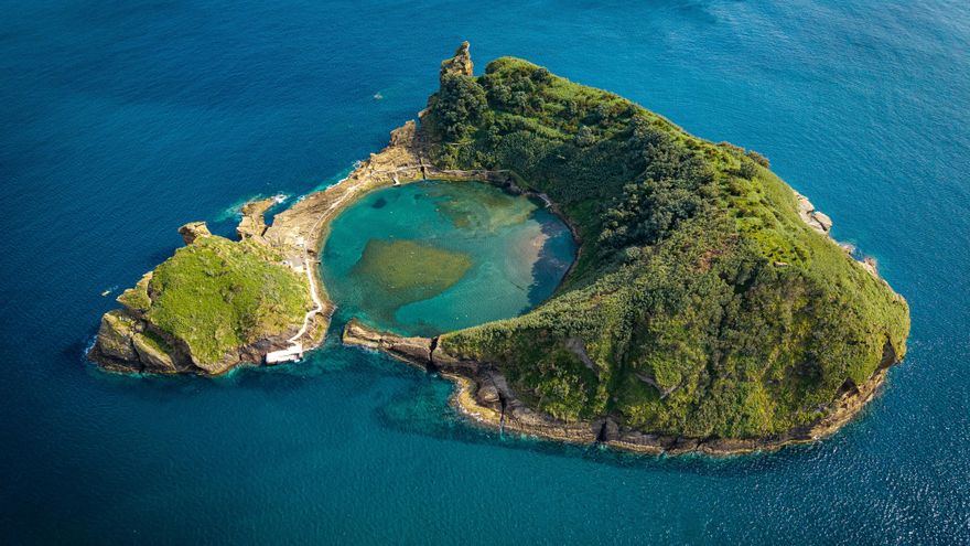 El 'Anillo de la Princesa': la peculiar isla formada por el cráter de un antiguo volcán en las Azores