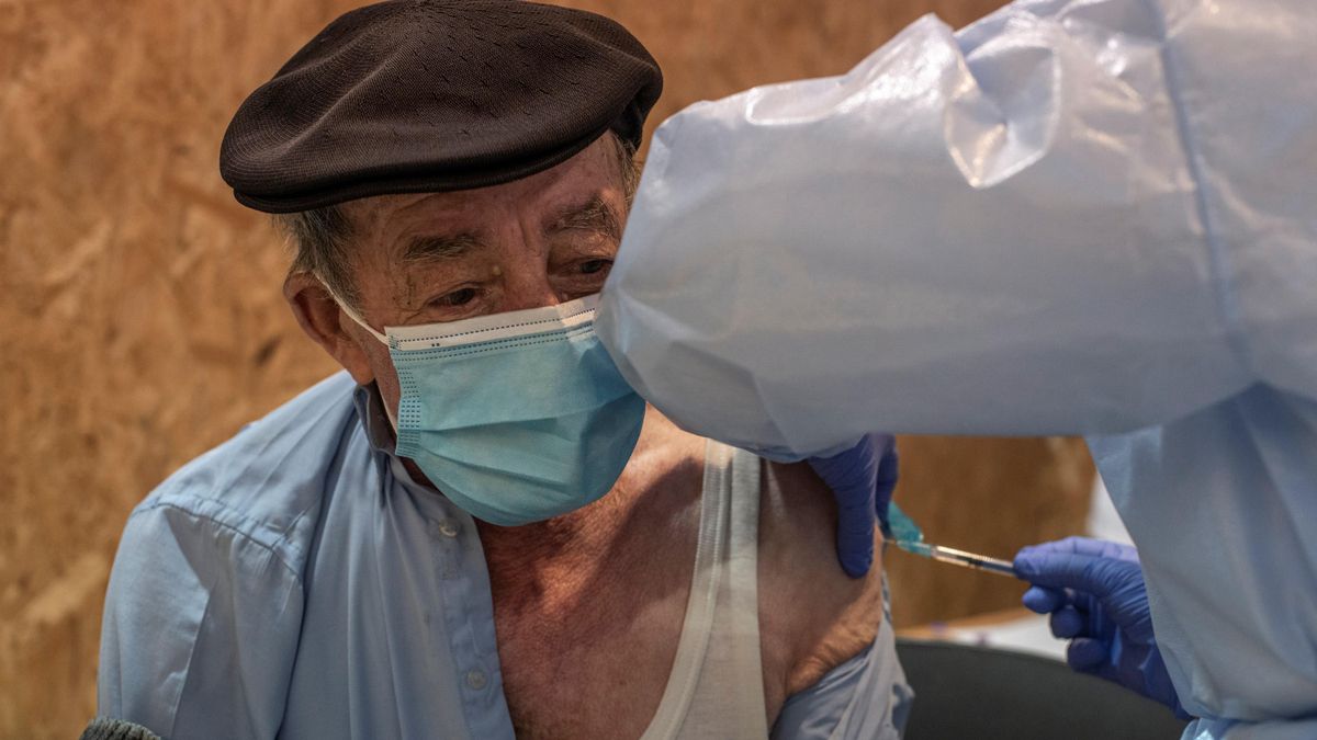 Un hombre recibe una vacuna contra el coronavirus en Expourense en Ourense. EFE/ Brais Lorenzo /Archivo